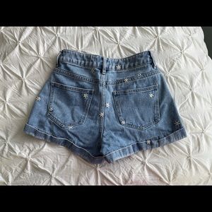 Most adorable daisy PacSun mom shorts